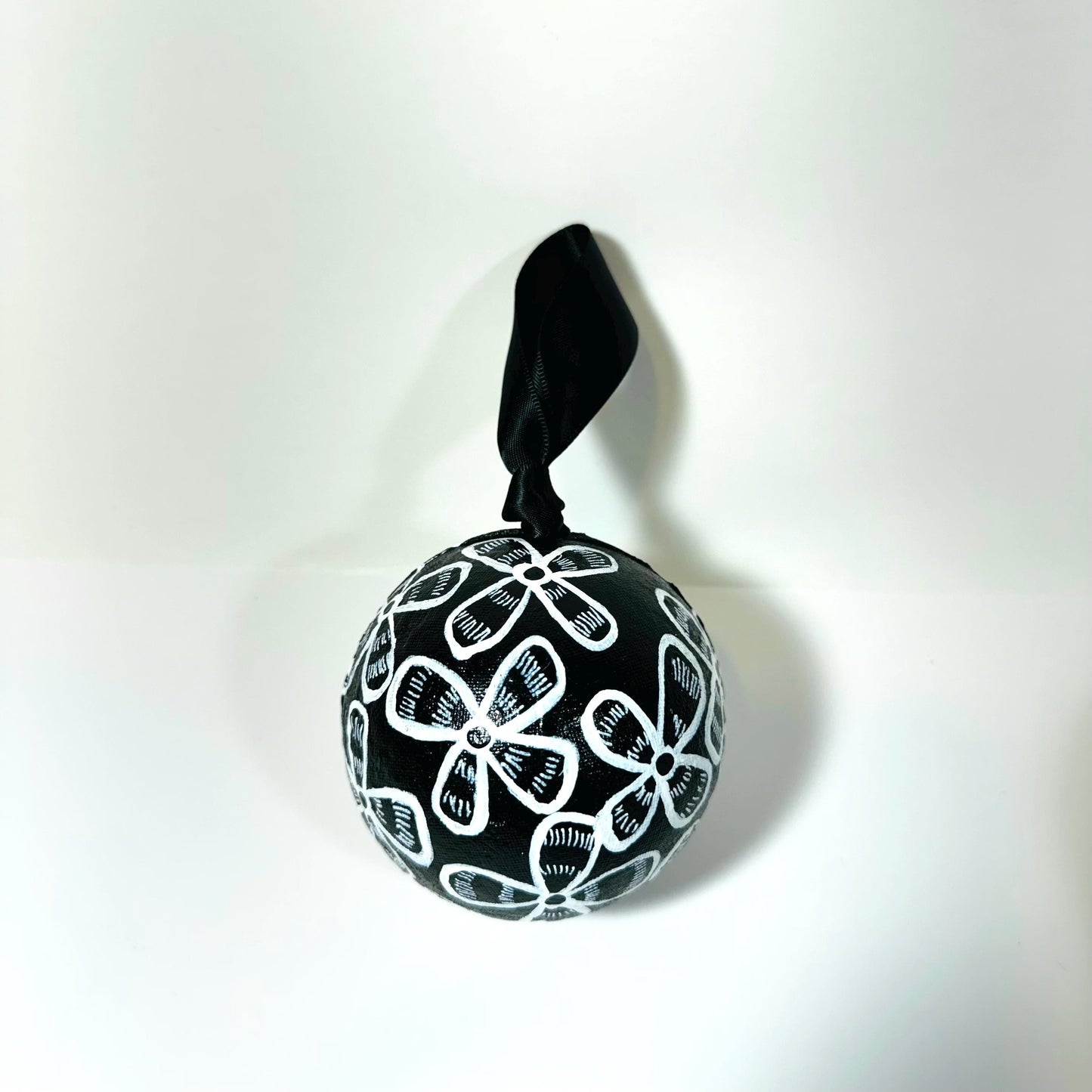 GOLD, BLACK AND WHITE BAUBLE SET