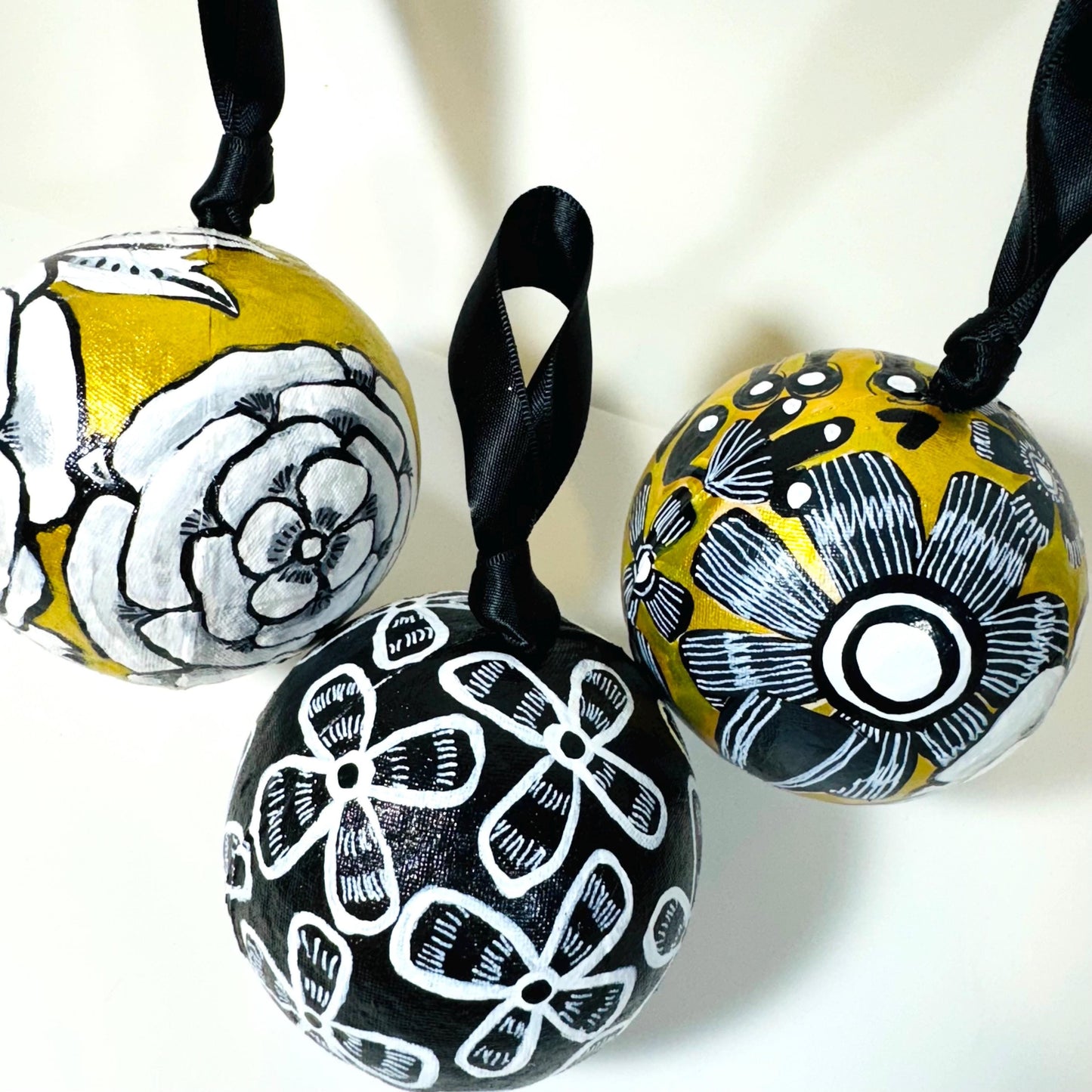 GOLD, BLACK AND WHITE BAUBLE SET