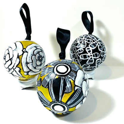 GOLD, BLACK AND WHITE BAUBLE SET