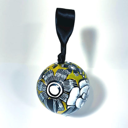 GOLD, BLACK AND WHITE BAUBLE SET