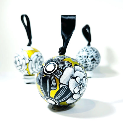 GOLD, BLACK AND WHITE BAUBLE SET